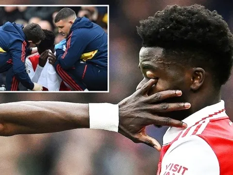 Saka nhận đòn đau rợn người