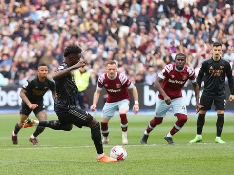 Saka nhận sự đối xử thậm tệ sau khi bỏ lỡ penalty