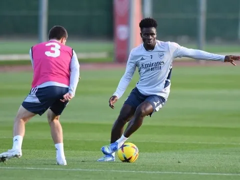 Bukayo Saka báo tin vui cho NHM Arsenal
