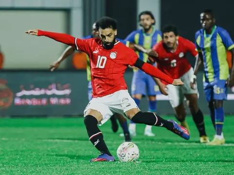 Salah chơi ở vị trí tiền vệ trên tuyển Ai Cập