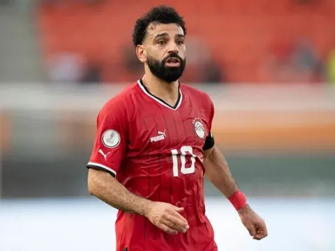 "Salah nên ở lại với đội ngay cả khi chỉ còn đủ sức đứng 1 chân"