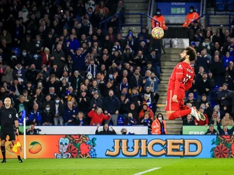 Salah sút hỏng penalty rồi bỏ lỡ không tưởng, Liverpool trắng tay trước Leicester