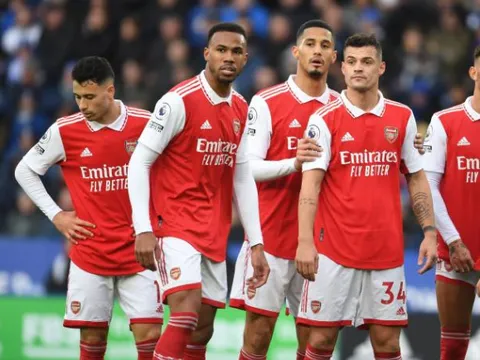 Biến căng tại Arsenal, Saliba và Gabriel gườm nhau ngay trên sân