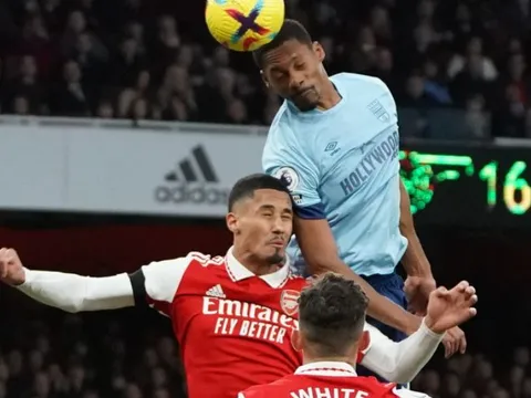 10 pha không chiến thua, trung vệ thép Arsenal hóa ''thảm họa''