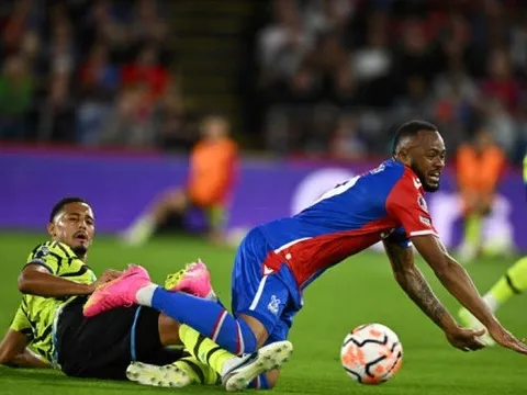 "Tôi sẽ không đổi Saliba để lấy Van Dijk"