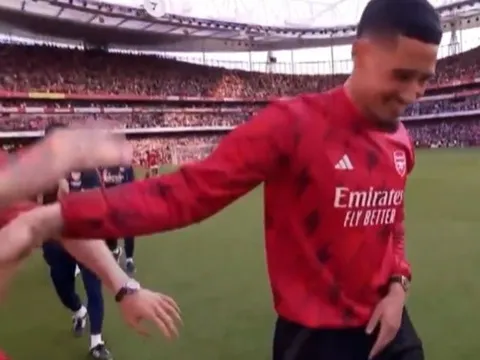 Saliba ngượng ngùng vì tình cảm của CĐV Arsenal