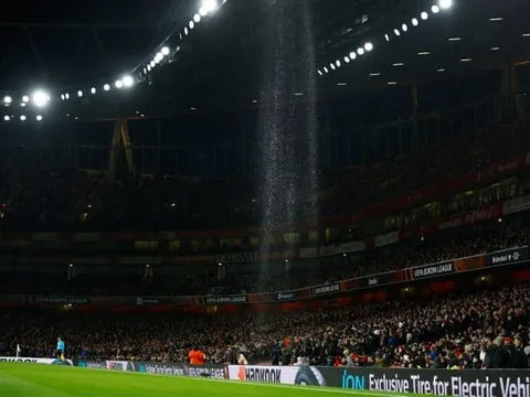 Sân Emirates bị thủng mái