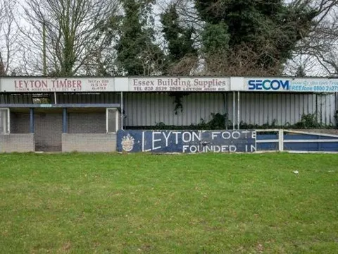 Sân vận động bỏ hoang bị mục nát suốt 1 thập kỷ tại Anh