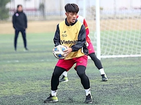 Sân xấu, U20 Việt Nam phải đi giày vải tập trước trận gặp Iran