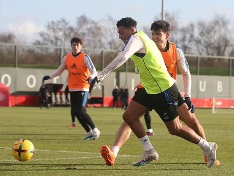 Sancho khiến Maguire bở hơi tai khi theo kèm