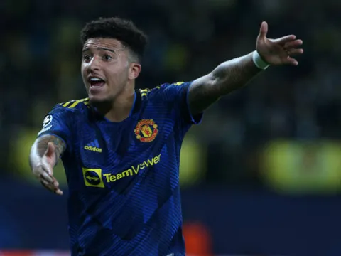 Sancho nhận món quà từ NHM Man Utd sau trận Villarreal
