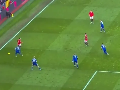 Sancho và Wan-Bissaka vờn cầu thủ Leicester 'mệt bở hơi tai'