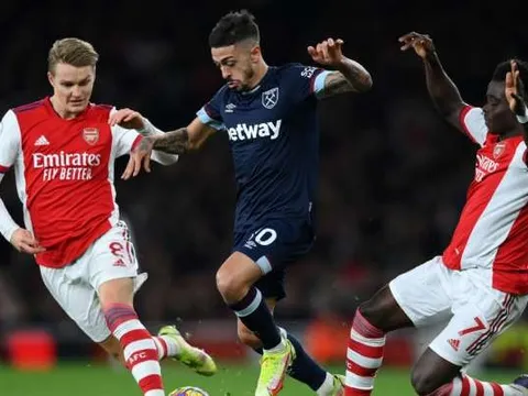 Sao Arsenal có biểu cảm lạ khi nhìn đồng đội ghi bàn