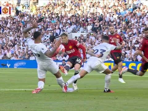 Sao không có penalty cho Man Utd?