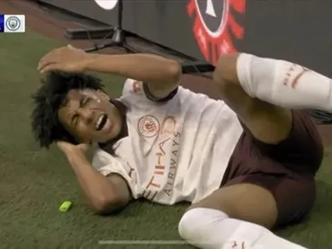 Sao Man City nằm sân đau đớn vì bị tấn công