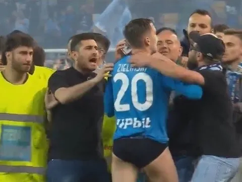 Sao Napoli bị CĐV lột quần áo sau khi vô địch