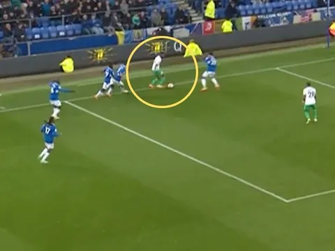 Sao Newcastle gây sốt với pha rê bóng qua 4 cầu thủ Everton