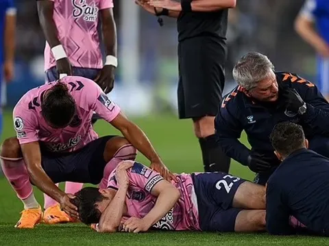 Sao Premier League chấn thương rợn người trong cuộc rượt đuổi 4 bàn