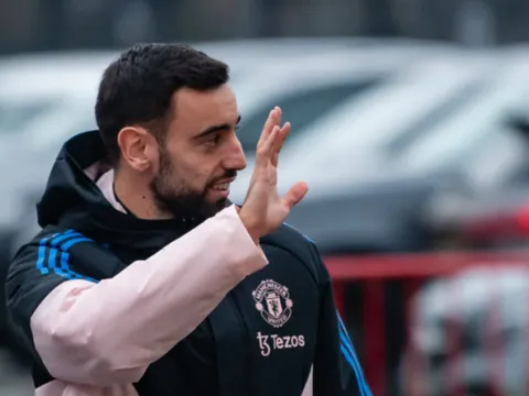 Sao PSG chúc Fernandes vô địch League Cup cùng M.U