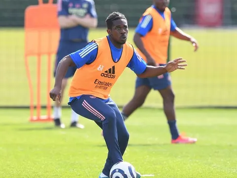 Sao trẻ húc văng cả Thomas Partey trên sân tập là ai?