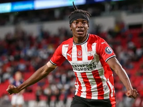Sao trẻ từ chối M.U và Chelsea vì noi gương Sancho