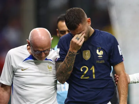 Sao tuyển Pháp bật khóc khi phải rời sân sau 9 phút