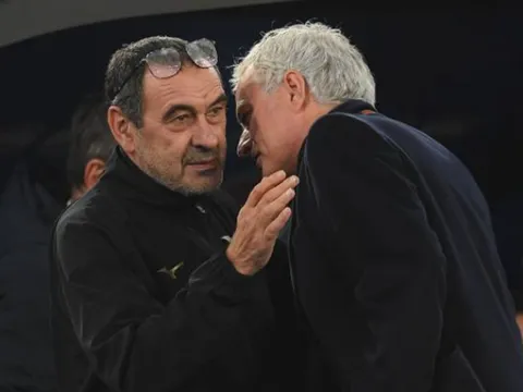 Sarri phản pháo Mourinho