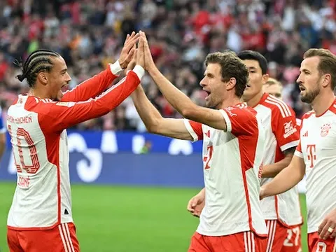 Neuer tái xuất, Bayern hủy diệt 8 bàn trong thế còn 10 người