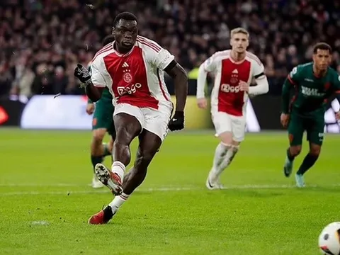 Sát thủ ghi 15 bàn đích thân từ chối Man Utd