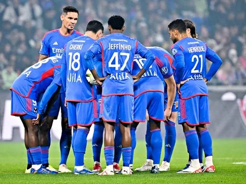 Sau Ajax, một gã khổng lồ đang lún sâu vào khủng hoảng