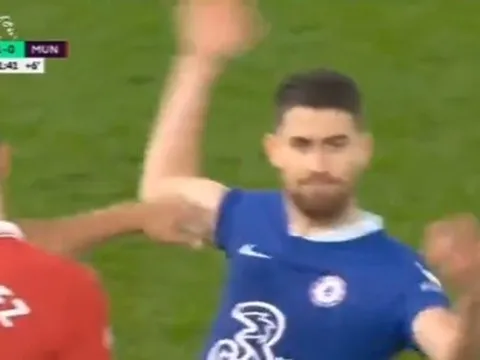 Sau Antony, đến lượt Martinez át vía Jorginho
