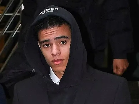 Phía trước Greenwood vẫn là bầu trời u ám