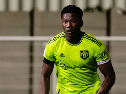 Sau Phil Jones, thêm hậu vệ chia tay M.U