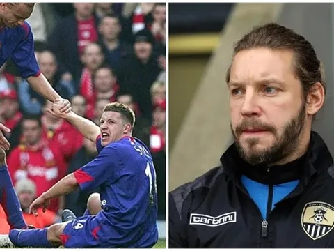 SỐC! Alan Smith tiết lộ sự thật đau lòng về cú đá gãy chân của Riise