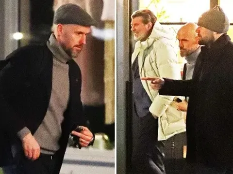 Sau trận hòa Tottenham, Ten Hag gây sốt ngoài đường phố