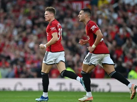 'Fergie time' xuất hiện, McTominay bùng nổ giúp MU thoát khỏi địa ngục