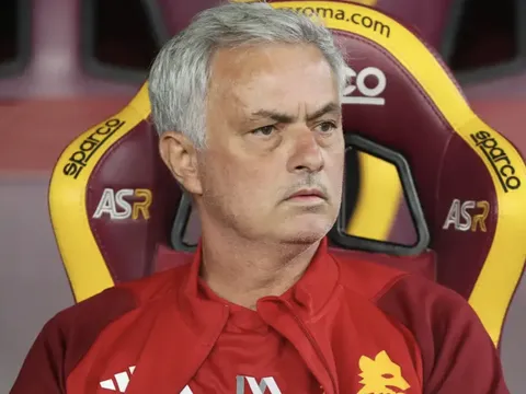 Chế nhạo CĐV đối thủ, Mourinho bị cấm cửa trước Inter