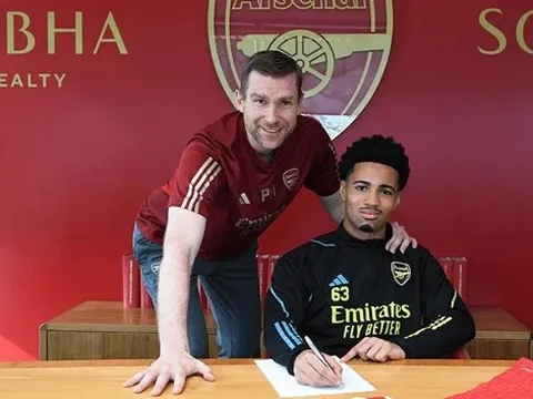 CHÍNH THỨC! Arsenal "trói chân" thành công thần đồng