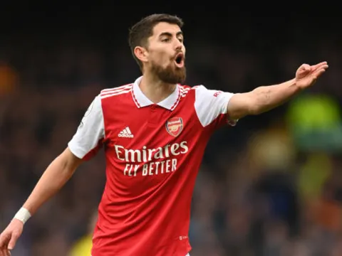 ''Hàng tiền vệ gồm Jorginho, Vieira và Xhaka không thể giúp Arsenal vô địch''