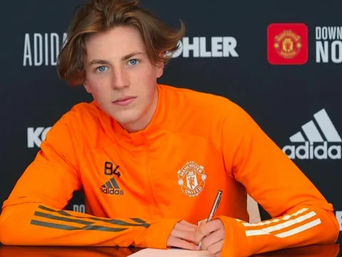 Thành viên thế hệ 92 tự hào khi con trai được ra mắt M.U