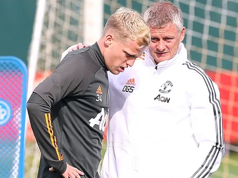 Sau khi ném bã cao su, Van de Beek chốt luôn tương lai ở Man Utd