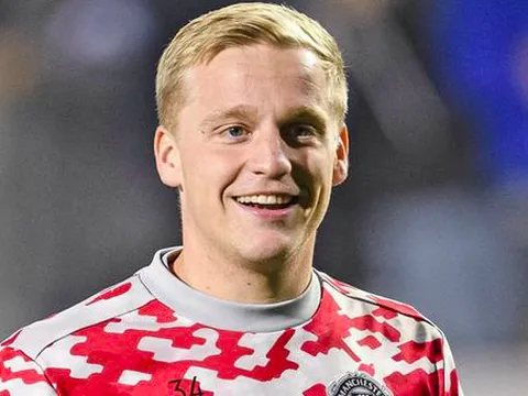 Van de Beek giúp M.U dễ dàng đưa ra quyết định về Solskjaer