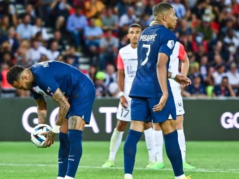 HLV PSG phản ứng khi mất ngôi đầu vào tay Benfica