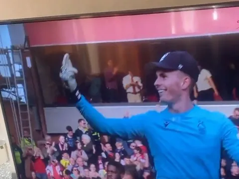 Sao M.U cười đểu, giơ ngón tay thối sỉ nhục CĐV Liverpool