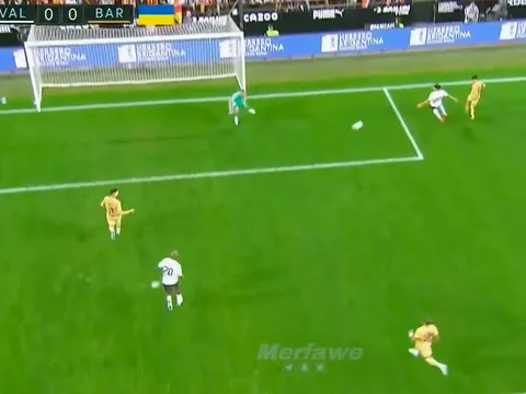 2 bom tấn Barca thi nhau bỏ lỡ không tưởng
