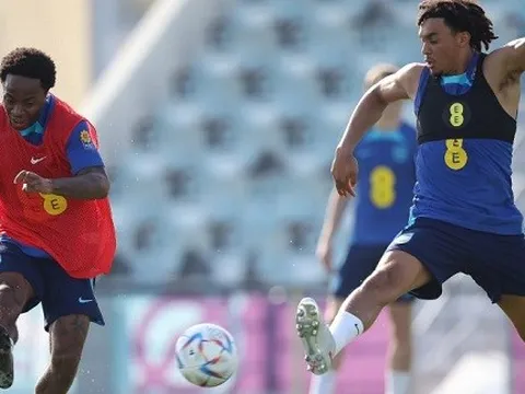 Neville nói lời cay đắng với bộ đôi Arsenal, Liverpool