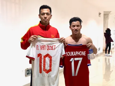 Messi Lào xin đổi áo với Văn Quyết