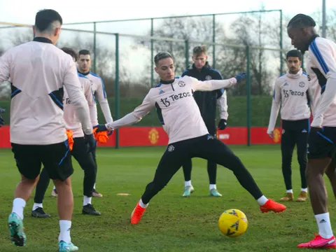 2 cái tên vắng mặt; Xuất hiện bộ đôi cạ cứng trên sân tập Man Utd
