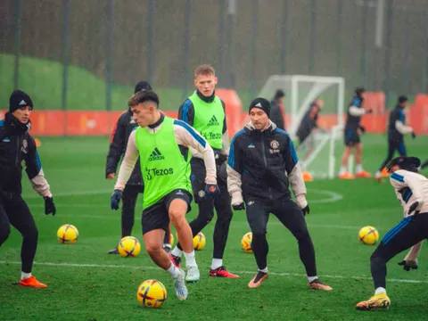 Tân binh lần đầu xuất hiện trên sân tập M.U trước đại chiến Man City