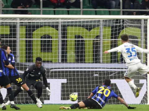 Thẻ đỏ tai hại, Inter Milan có trận thua sốc tại Serie A